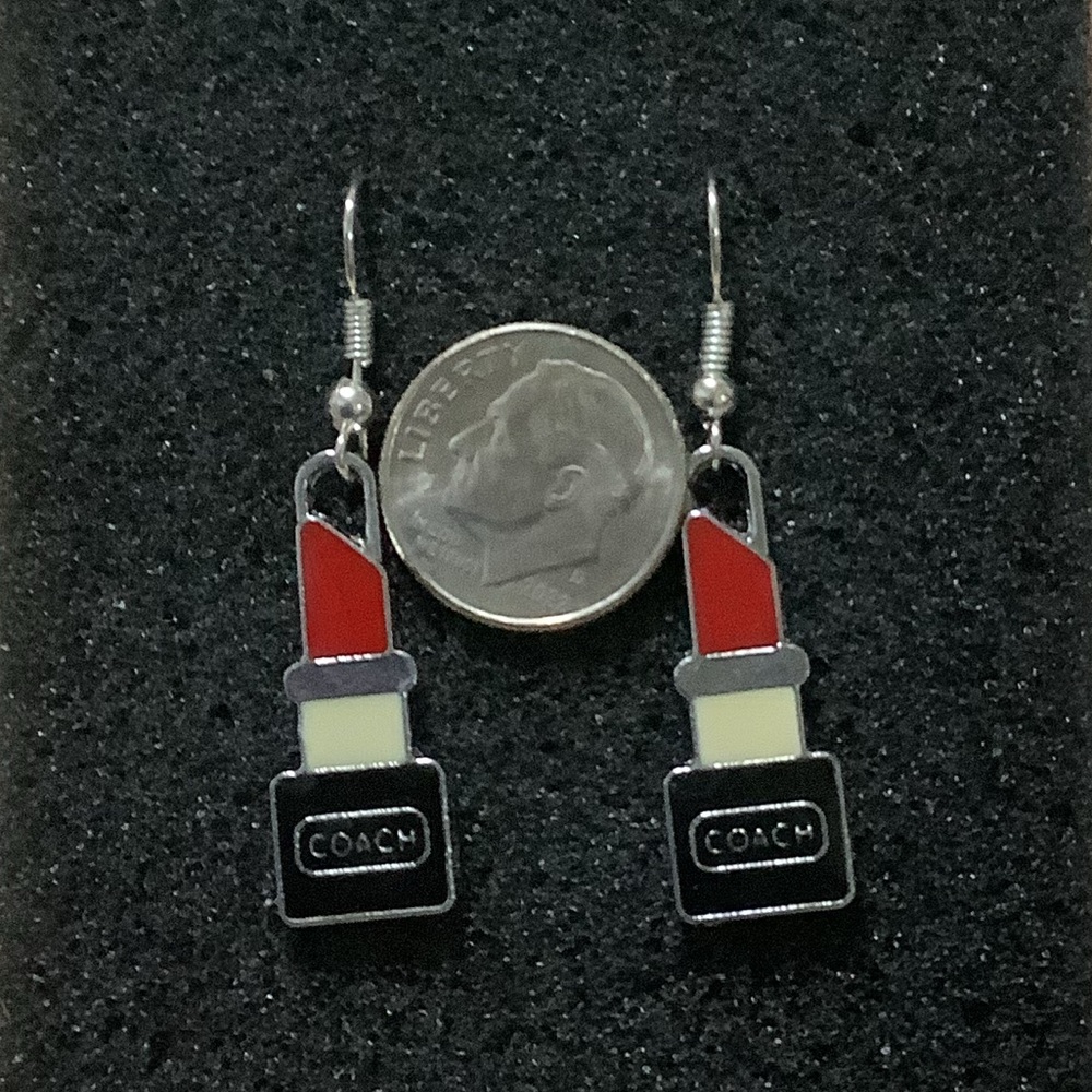 Little red lipstick earrings - Picture 2 of 2